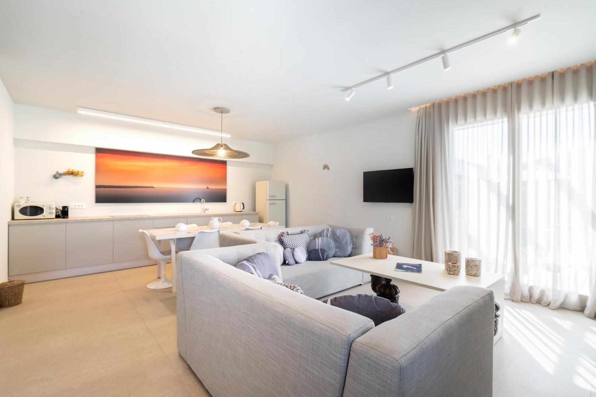 Suitehome With Private Pools By Explore Ándros