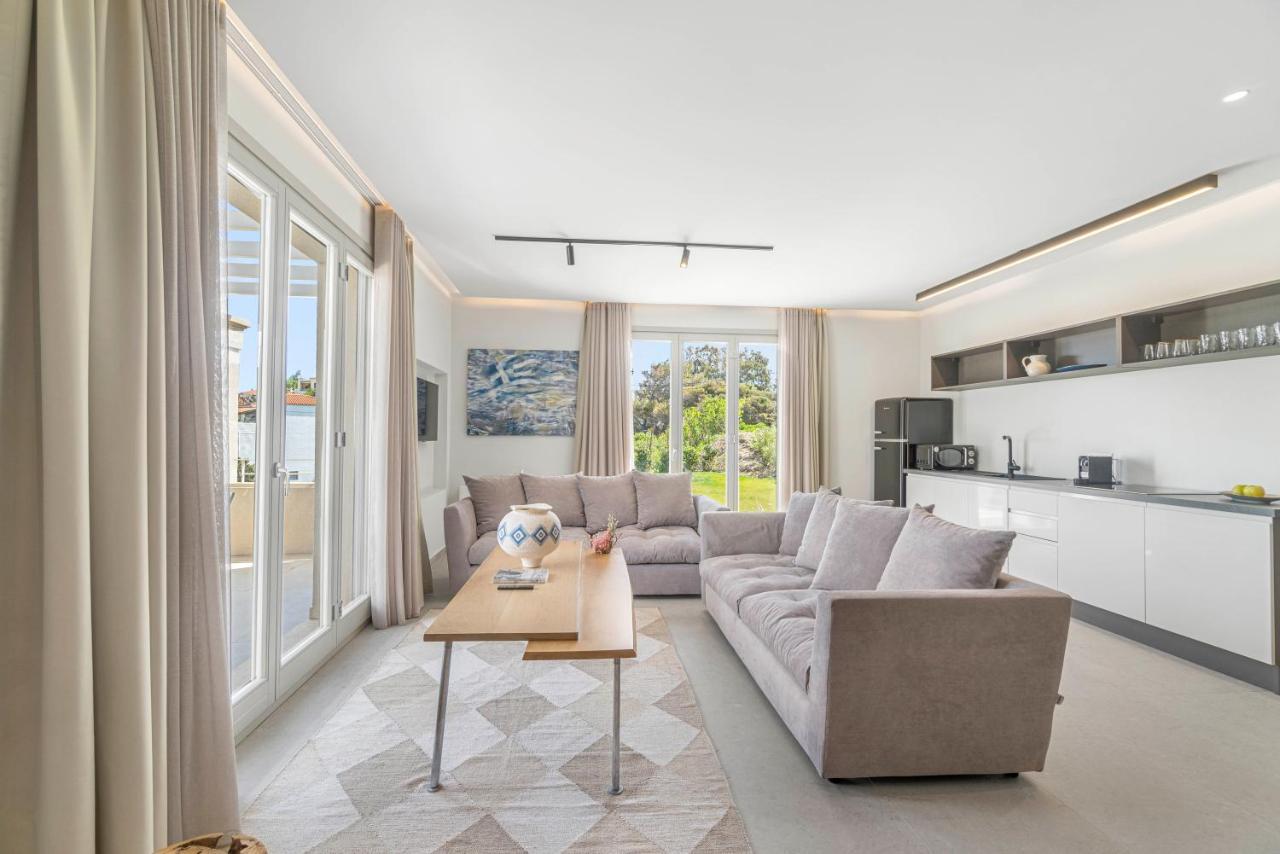 Suitehome With Private Pools By Explore Villa Andros Town
