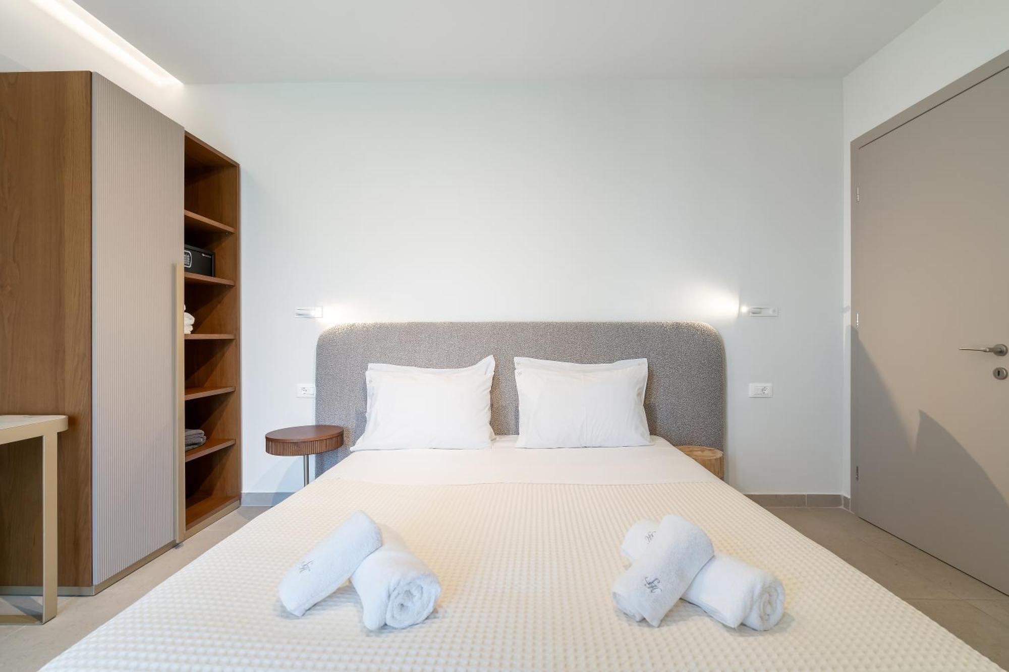 Suitehome With Private Pools By Explore Villa Andros Town