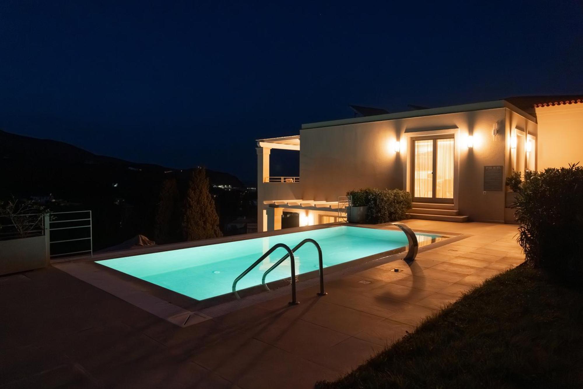 Suitehome With Private Pools By Explore Villa Andros Town
